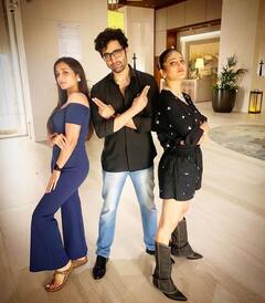 ఒకే ఫ్రేమ్‌తో శ్రీనిధి, శేష్, శ్రుతి - ఎక్కడో తెలుసా?