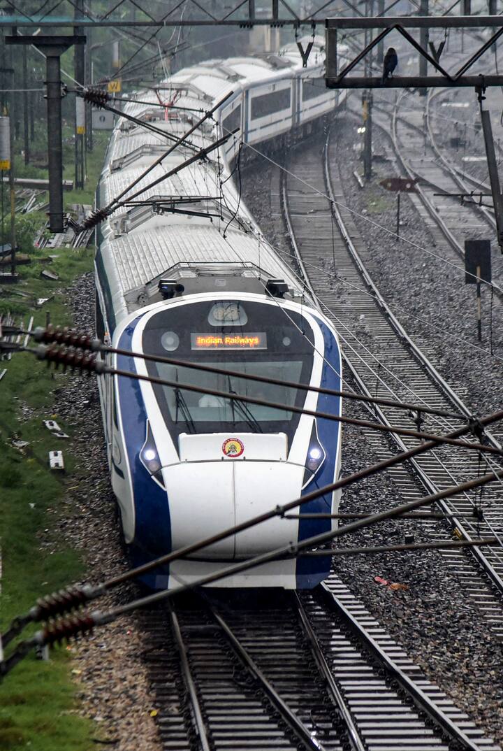 নতুন বন্দে ভারত এক্সপ্রেসের রেকগুলিতে নতুন কিছু পরিবর্তন এনেছে রেল। রেলযাত্রাকে আরও আরামদায়ক করতেই এই উদ্যোগ। আসন আগের থেকে বেশি হেলানো যাবে। আসনের গদি তুলোর নরম। ফলে বেশি আরাম পাবেন যাত্রীরা।