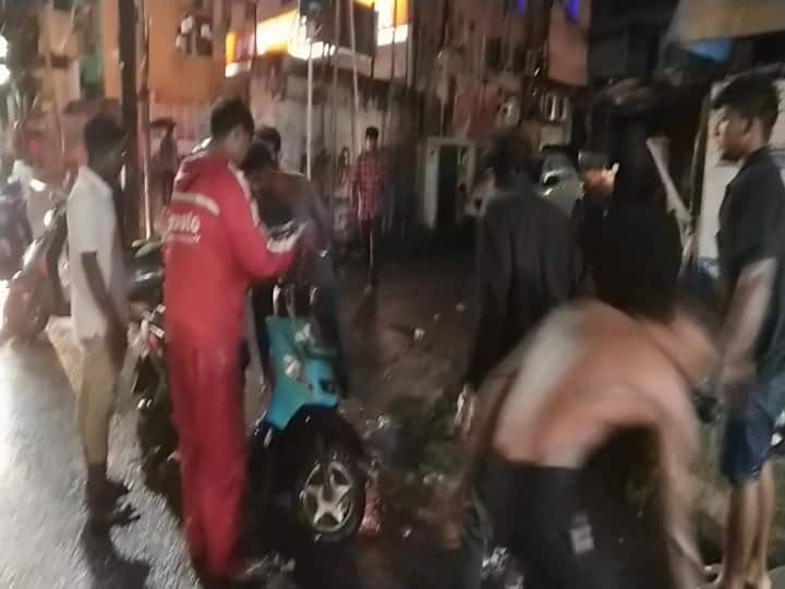 Zomato employee's two-wheeler stuck in a canal in Tambaram Pammel area next to Chennai ரோடு ரொம்ப மோசம்... கால்வாயில் சிக்கிய zomato ஊழியரின் பைக்..! மழைநீர் தேக்கத்தால் நடந்த அதிர்ச்சி சம்பவம்...!