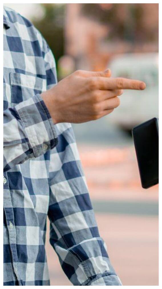 चलती ट्रेन में यदि आपका फोन गिर जाए तो आप क्या करेंगे?