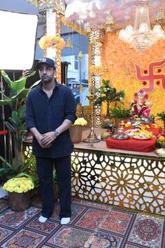 Ranbir Kapoor Pics: बेटी राहा के नाम की कैप पहनकर बप्पा की पूजा करते दिखे रणबीर कपूर, ऑल ब्लैक लुक में दिखे काफी हैंडसम
