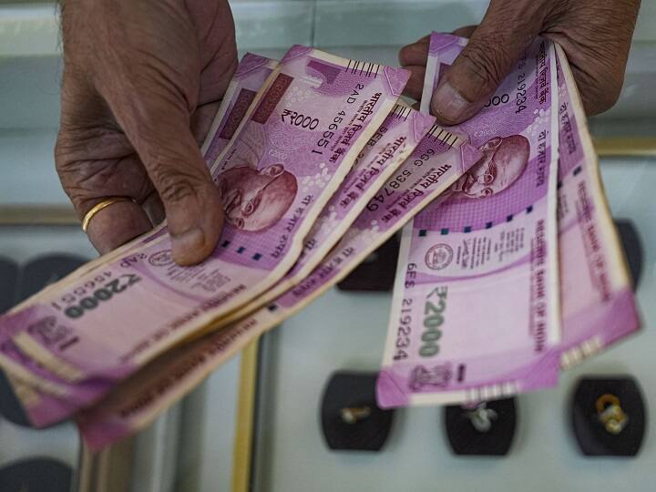 अगर आपके पास भी 2000 रुपये के नोट हैं तो आप इसे पोस्ट ऑफिस या किसी बैंक में जाकर बदल सकते हैं.