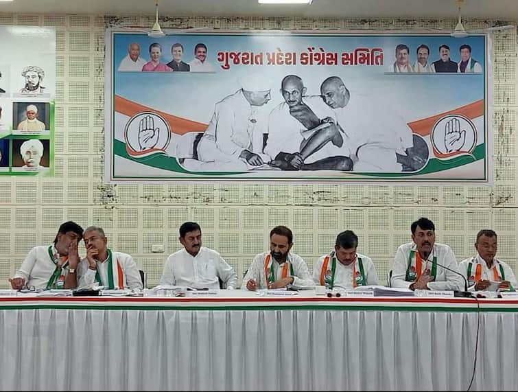 A meeting of Gujarat Congress leaders was held under the chairmanship of Mukul Wasnik Gujarat Politics: લોકસભા ચૂંટણી પહેલા ગુજરાત કોંગ્રેસમાં નવાજૂનીના એંધાણ, આ 8 નેતાઓ પાસે 26 બેઠકોનો માગવામાં આવ્યો રિપોર્ટ