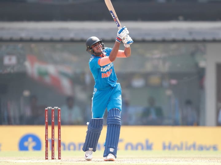 IND vs AUS Shubman Gill smashed Century against Australia in 2nd Indore ODI he completed his 6th ODI hundred IND vs AUS: शुभमन गिल ने ऑस्ट्रेलियाई गेंदबाजों के छुड़ाए छक्के, तूफानी शतक ठोक बना डाला यह बड़ा रिकॉर्ड