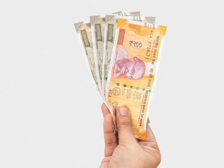 बैंक एफडी में रकम होगी दोगुनी: सभी बैंक 7 दिन से लेकर 10 साल की अ​वधि के बीच का एफडी जमा पेश करते हैं. सभी टेन्योर पर ब्याज अलग-अलग होती है. अगर आप 1 लाख रुपये निवेश कर रहे हैं तो आपको सात फीसदी ब्याज पर 10 साल से ज्यादा समय रकम डबल करने में लगेगा.