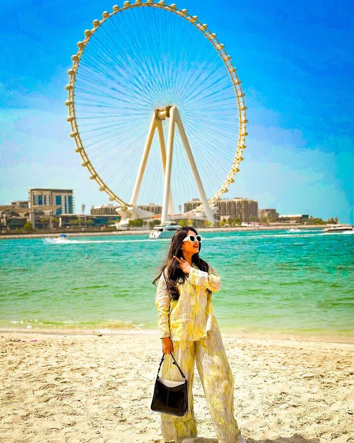 యూట్యూబ్ ఛానల్స్ లో యాంకర్ గా కెరీర్ ప్రారంభించిన స్రవంతి చొక్కారపు, తన అందంతోపాటు చురుకైన మాటలతో తక్కువ సమయంలోనే మంచి పాపులారిటీ తెచ్చుకుంది.