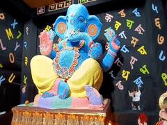 Ganeshostav 2023 : खडूंपासून साकारली बाप्पाची मूर्ती, शिक्षणाची जनजागृती करण्याचा भाईंदरमधील मंडळाचा प्रयत्न