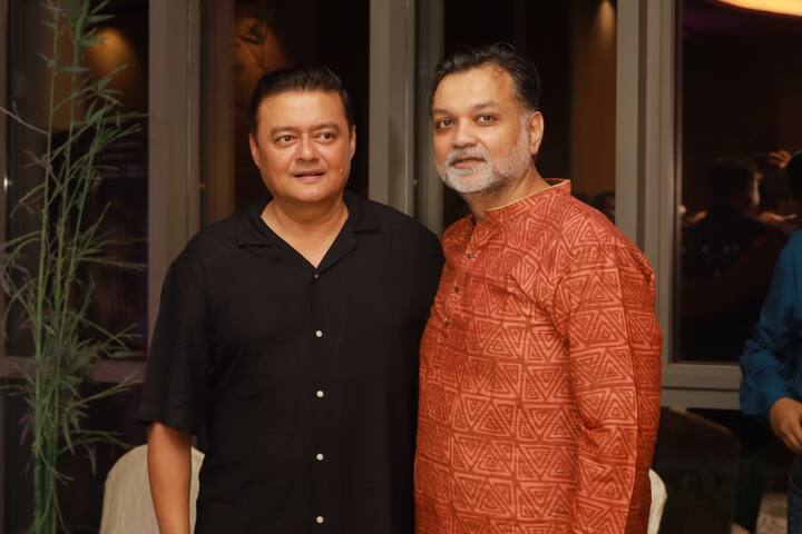 তেমনই হাজির ছিলেন 'দেব' (Ditipriya Roy), ইমন চক্রবর্তী (Iman Chakraborty), শাশ্বত চট্টোপাধ্যায় (Saswata Chatterjee) ও প্রায় গোটা ইন্ডাস্ট্রিই। ছিলেন সৃজিতের পত্নী রাফিয়াত রশিদ মিথিলা (Rafiath Rashid Mithila)-ও।