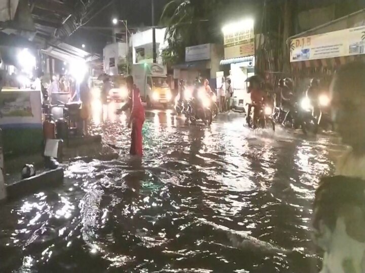 ரோடு ரொம்ப மோசம்... கால்வாயில் சிக்கிய zomato ஊழியரின் பைக்..! மழைநீர் தேக்கத்தால் நடந்த அதிர்ச்சி சம்பவம்...!