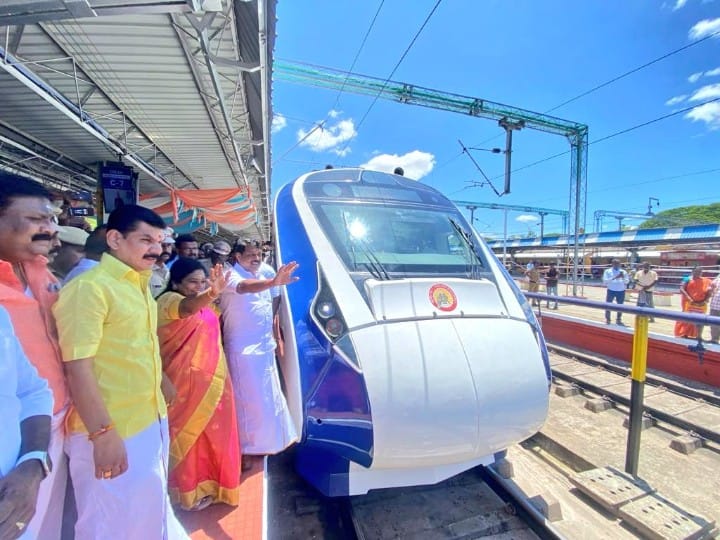 தமிழக அமைச்சருக்கு கேக் ஊட்டிய தெலுங்கானா ஆளுநர் - வந்தே பாரத்திற்கு வரவேற்பு