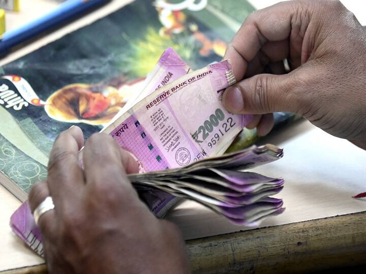रिजर्व बैंक ने एक बार में केवल 20,000 रुपये यानी एक साथ 10 नोटों को ही बदलने की परमिशन दी है.