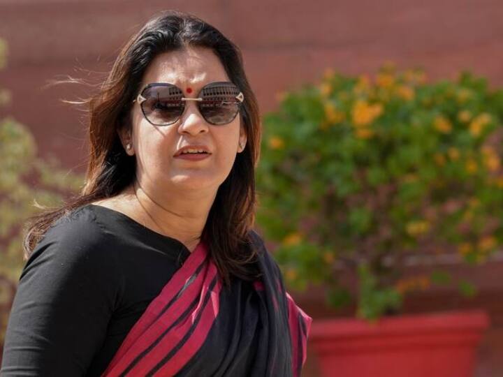 Women Reservation Bill Maharashtra MP Priyanka Chaturvedi retaliated on Uma Bharti statement Women Reservation Bill: उमा भारती के बयान पर सांसद प्रियंका चतुर्वेदी का पलटवार, बोलीं-  'इतनी इच्छाशक्ति होती तो यह बिल...'