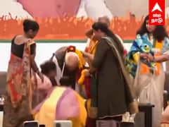 Women Blessed Modi : காலைத் தொட்டு வணங்கிய மோடி.. ஆசிர்வதித்த பெண்கள்.. நெகிழ்ச்சி சம்பவம்..