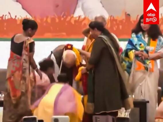 Women Blessed Modi : காலைத் தொட்டு வணங்கிய மோடி.. ஆசிர்வதித்த பெண்கள்.. நெகிழ்ச்சி சம்பவம்..