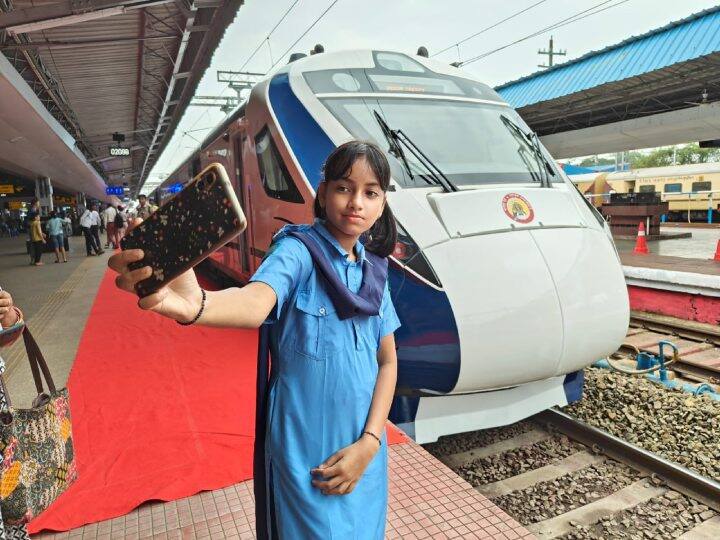 ये वंदे भारत ट्रेनें अपने संचालन के मार्गों पर सबसे तेज़ ट्रेन होंगी और यात्रियों का काफी समय बचाने में मदद करेंगी. इस ट्रेन के जुड़ने से राउरकेला-भुवनेश्वर-पुरी वंदे भारत एक्सप्रेस और कासरगोड-तिरुवनंतपुरम वंदे भारत एक्सप्रेस लगभग 3 घंटे दूरी कम हो जाएगी.