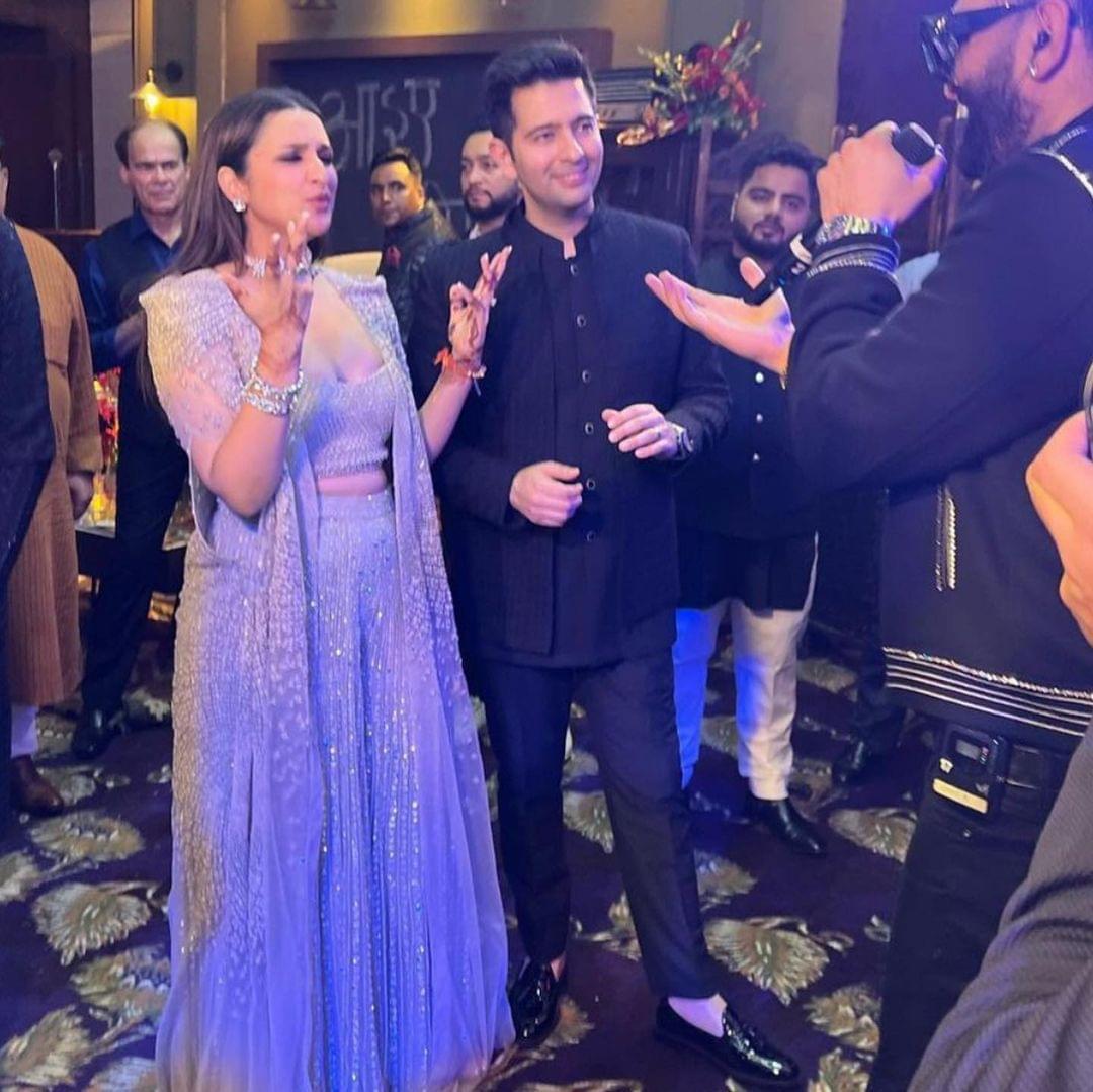 Parineeti-Raghav Wedding First Photo: शादी के बाद हसबैंड Raghav Chadha संग Parineeti Chopra की पहली तस्वीर आई सामने, मांग में सिंदूर, हाथों में भरी चूड़ियां पहन खूबसूरत लगीं एक्ट्रेस