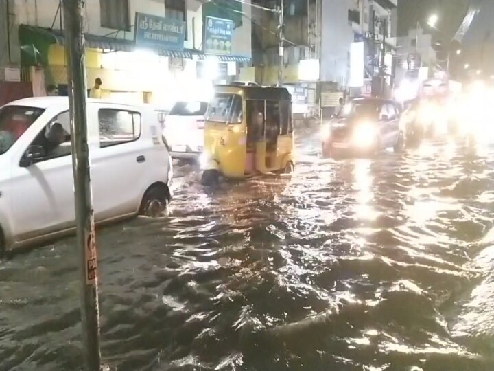 ரோடு ரொம்ப மோசம்... கால்வாயில் சிக்கிய zomato ஊழியரின் பைக்..! மழைநீர் தேக்கத்தால் நடந்த அதிர்ச்சி சம்பவம்...!