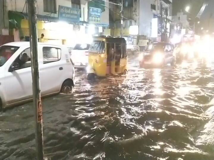 ரோடு ரொம்ப மோசம்... கால்வாயில் சிக்கிய zomato ஊழியரின் பைக்..! மழைநீர் தேக்கத்தால் நடந்த அதிர்ச்சி சம்பவம்...!
