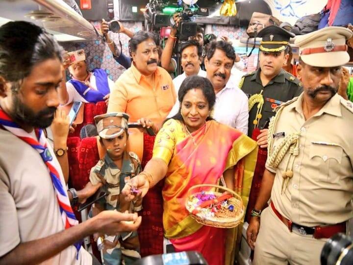 Enthusiastic welcome to Vande Bharat train; Telangana Governor fed cake to Tamil Nadu Minister and left them happy தமிழக அமைச்சருக்கு கேக் ஊட்டிய தெலுங்கானா ஆளுநர் - வந்தே பாரத்திற்கு வரவேற்பு