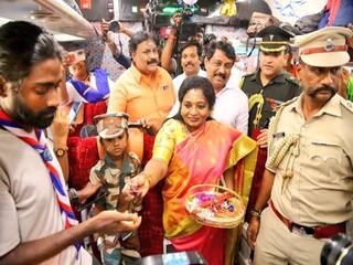 தமிழக அமைச்சருக்கு கேக் ஊட்டிய தெலுங்கானா ஆளுநர் - வந்தே பாரத்திற்கு வரவேற்பு