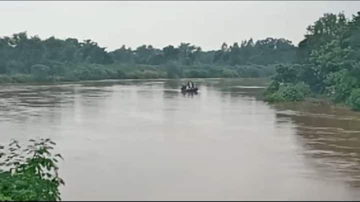 Water Level Of Brahmani River Steadily Increasing Creating Fear Of Residents Among Villagers Of Nalhati Birbhum News:বাড়ছে ব্রাহ্মণীর জলস্তর, বন্যার আশঙ্কা নলহাটির ২ নম্বর ব্লকের শীতল গ্রাম পঞ্চায়েতের কয়েকটি গ্রামে