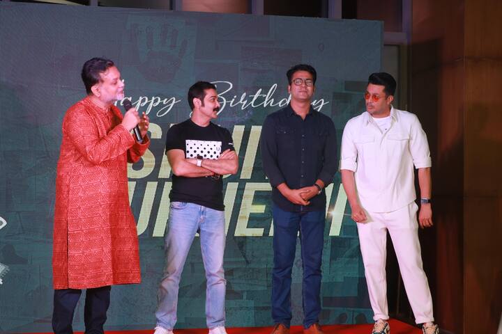 সেখানে একদিকে যেমন হাজির রইলেন ইন্ডাস্ট্রির বন্ধুরা, তেমনই দেখানো হল সৃজিতের আগামী ছবি 'দশম অবতার' (Dasham Avtaar)-এর ট্রেলারের ঝলক। এরপরে আজ, সোশ্যাল মিডিয়ায় মুক্তি পেল ছবির ট্রেলার।