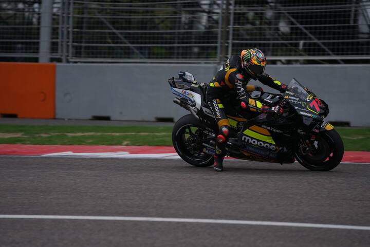 रेस के बीच में एक नाटकीय घटनाक्रम भी देखने को मिला जब फ्रांसेस्को बगानिया दुर्घटनाग्रस्त हो गए. इस बीच मूनी वीआर46 रेसिंग टीम के मार्को बेज़ेची ने जॉर्ज मार्टिन, प्राइमैक प्रामैक रेसिंग के साथ शानदार प्रदर्शन किया और दूसरे स्थान पर रहे, जिनका फैबियो क्वार्टारो के साथ यहां करीबी मुकाबला हुआ. मार्टिन और क्वार्टारो के बीच आखिरी लैप में करीबी मुकाबला हुआ.