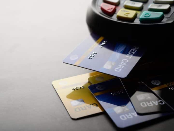नया डेबिट और क्रेडिट कार्ड में ट्रांजैक्शन की एक लिमिट तय होती है. इसका मतलब है कि संबंधित डेबिट या क्रेडिट कार्ड का उपयोग करने के लिए नेट बैंकिंग, मोबाइल ऐप की आवश्यकता होती है.