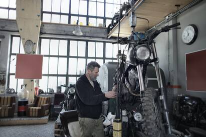 Bike Engine Oil Tips: कब बदलवाना चाहिए बाइक का इंजन आयल? जान लीजिए पता करने का सही तरीका