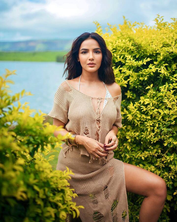 Jasmin accessorised her look with metallic bangles and bracelets.