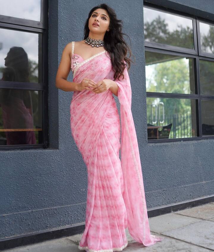 ఇందులో అల్లరి నరేష్కు జోడిగా మిర్నా కనిపించారు.