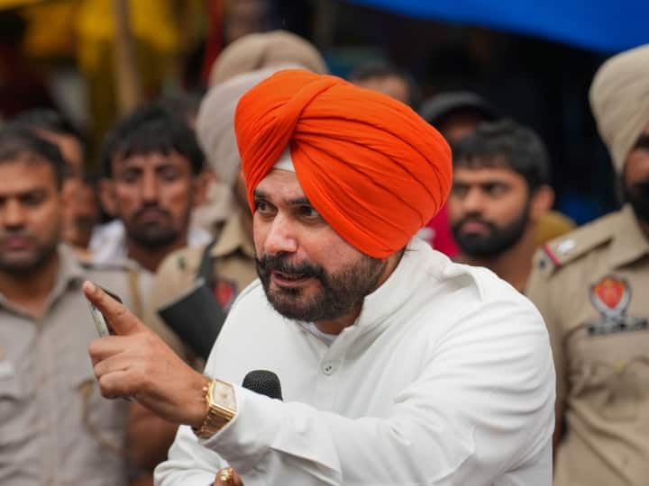 Congress leader Navjot Singh Sidhu target CM Bhagwant Mann said Punjab running on loan not income ANN नवजोत सिंह सिद्धू बोले- 'पंजाब इनकम से नहीं कर्ज से चल रहा', अब पंजाब सरकार के मंत्री ने किया पलटवार