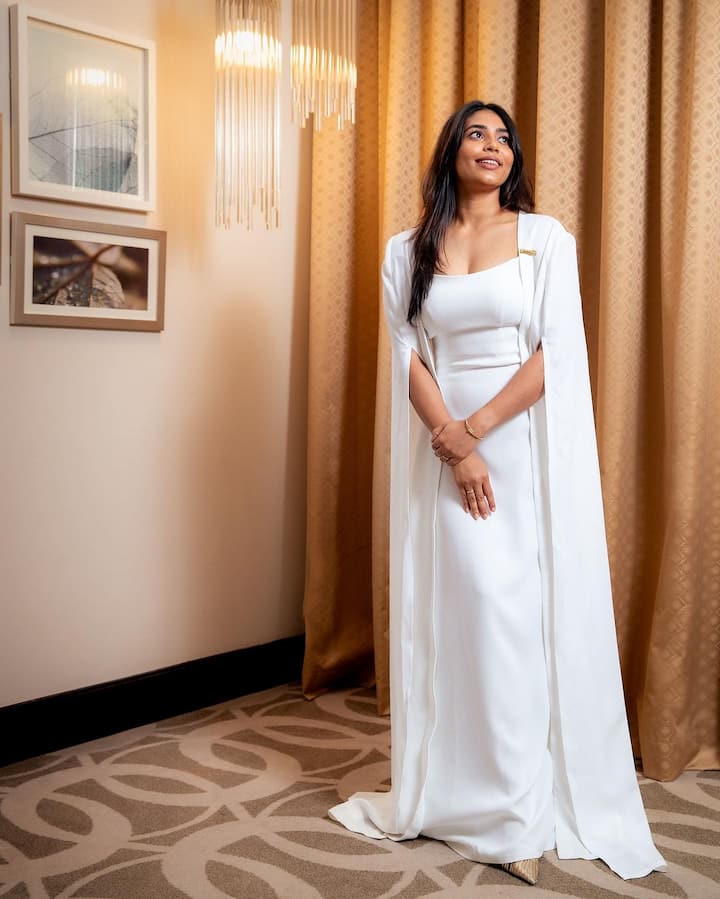 ఇందులో ఆమె తెల్ల గౌనులో మెరిసిపోతూ కనిపించారు.