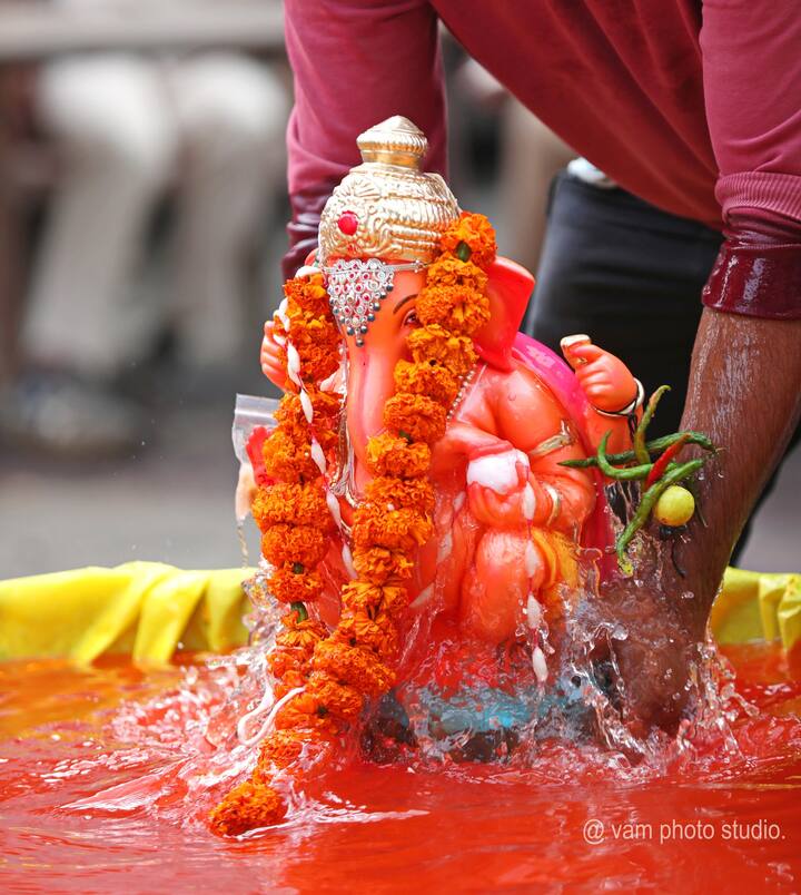 कोल्हापूर जिल्ह्यात पर्यावरणपूरक गणेश विसर्जनास उत्स्फूर्त प्रतिसाद मिळाला.