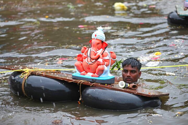 पर्यावरणपूरक विसर्जन केल्यानंतर मूर्ती इराणी खाणीत विसर्जित करण्यात आल्या.