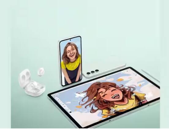 ਸਮਾਰਟਫੋਨ ਤੋਂ ਇਲਾਵਾ ਸੈਮਸੰਗ Galaxy Tab S9 FE ਅਤੇ Galaxy Buds FE ਨੂੰ ਲਾਂਚ ਕਰ ਸਕਦੀ ਹੈ। ਟਿਪਸਟਰ ਇਵਾਨ ਬਲਾਸ ਨੇ ਆਉਣ ਵਾਲੇ ਪ੍ਰੋਡਕਟਸ ਦੀਆਂ ਤਸਵੀਰਾਂ ਸ਼ੇਅਰ ਕੀਤੀਆਂ ਹਨ। ਇਹ ਤਸਵੀਰਾਂ ਤੋਂ ਪਤਾ ਲੱਗਦਾ ਹੈ ਕਿ ਸੈਮਸੰਗ ਦੇ ਈਅਰਬਡਸ 'ਚ 2 ਐਕਸਟਰਨਲ ਮਾਈਕ੍ਰੋਫੋਨ ਅਤੇ ਵਨ-ਵੇਅ ਸਪੀਕਰ ਦੇ ਨਾਲ ਇੰਟਰਨਲ ਮਾਈਕ ਹੋਵੇਗਾ। ਕੰਪਨੀ ਸ਼ੋਰ ਕੈਂਸਲੇਸ਼ਨ ਸਪੋਰਟ ਵੀ ਦੇਵੇਗੀ।