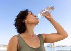 રાત્રે સૂતા પહેલા પણી પીવુ કેટલું યોગ્ય છે ? જાણો તેના વિશે