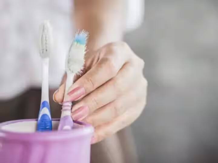 Health Tips keeping your toothbrush in the bathroom especially near the toilet marathi news Health Tips : तुम्ही तुमचा टूथब्रशही बाथरूममध्ये ठेवता का? जाणून घ्या त्याचा आरोग्यावर काय परिणाम होतो!