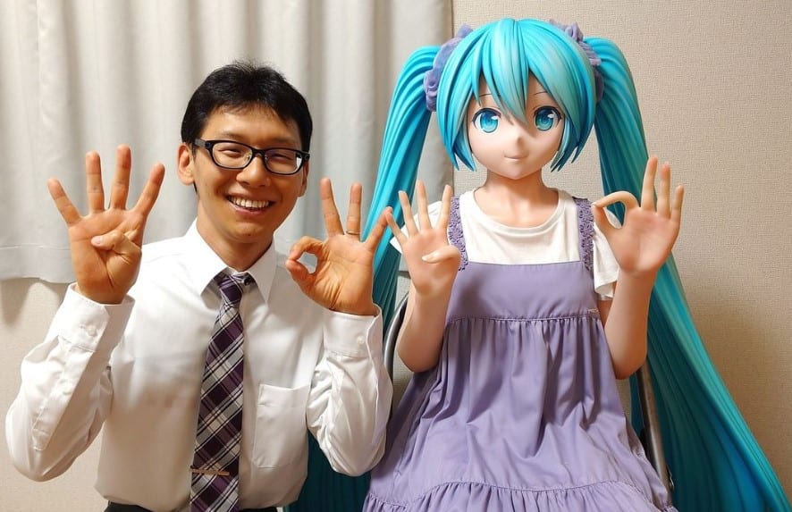 कार्टून कॅरेक्टरच्या इतका प्रेमात पडला की लाखो रुपये खर्चून 'डॉल'शी केलं लग्न; नेमकं असं करण्यामागचं कारण काय? weird news japan man marry virtual anime cartoon character for loving relationship कार्टून कॅरेक्टरच्या इतका प्रेमात पडला की लाखो रुपये खर्चून 'डॉल'शी केलं लग्न; नेमकं असं करण्यामागचं कारण काय?