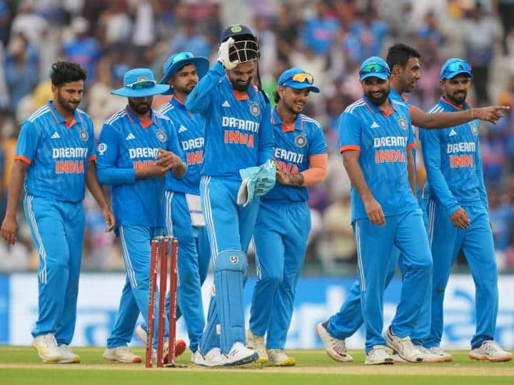 India breaks multiple records  to extend 100 percentage win records at holkar clinch odi series IND vs AUS: ஆஸ்திரேலியாவை சுருட்டி சாதனைகளை பார்சல் கட்டி தூக்கிய இந்திய அணி.. மொத்த லிஸ்ட் இதோ..!