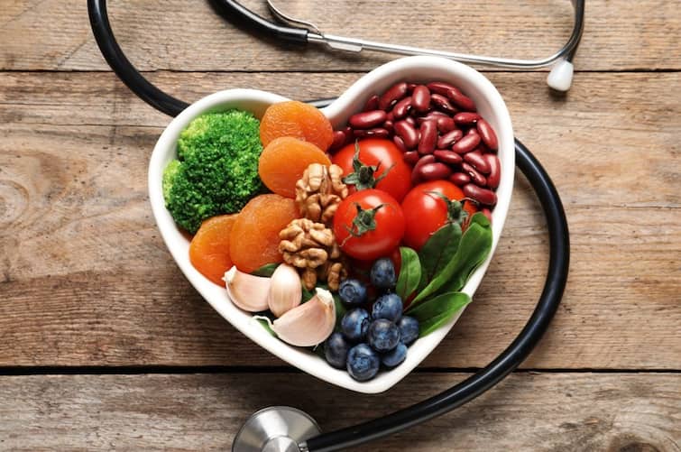 Health Tips healthy heart diet tips know what to eat and what not after heart attack marathi news Health Tips : हृदयविकाराचा झटका आल्यानंतर वेळीच तुमचा डाएट बदला; आहारात कोणत्या गोष्टी असाव्यात? वाचा तज्ज्ञांचा सल्ला