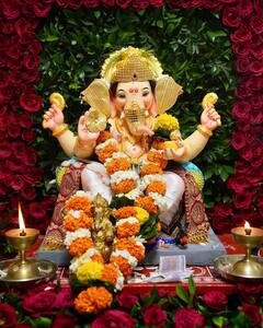 Ekta Kapoor से लेकर Tejasswi Prakash तक, इन सेलेब्स ने परिवार के साथ मिलकर दी बप्पा को विदाई