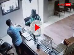 ज्वेलरी शॉप में गहने चुराने आई महिला को शख्स ने सिखाया 'सबक', भागने तक का नहीं दिया मौका- VIDEO