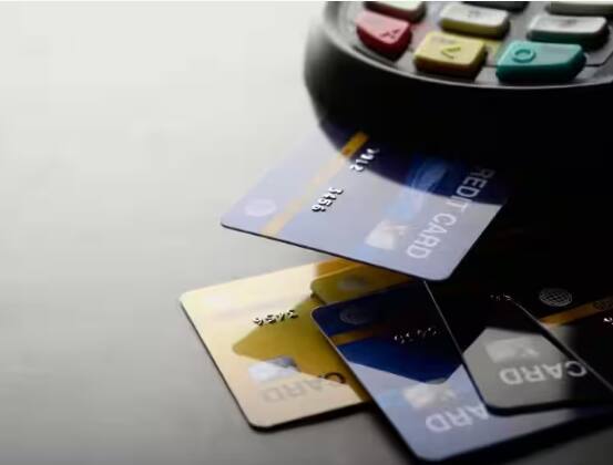 Credit-Debit card use: ਨਵੇਂ ਡੈਬਿਟ ਅਤੇ ਕ੍ਰੈਡਿਟ ਕਾਰਡ ਵਿੱਚ ਲੈਣ-ਦੇਣ ਦੀ ਸੀਮਾ ਤੈਅ ਹੁੰਦੀ ਹੈ। ਇਸ ਦਾ ਮਤਲਬ ਹੈ ਕਿ ਸਬੰਧਿਤ ਡੈਬਿਟ ਜਾਂ ਕ੍ਰੈਡਿਟ ਕਾਰਡ ਦੀ ਵਰਤੋਂ ਕਰਨ ਲਈ ਨੈੱਟ ਬੈਂਕਿੰਗ, ਮੋਬਾਈਲ ਐਪ ਦੀ ਲੋੜ ਹੁੰਦੀ ਹੈ।