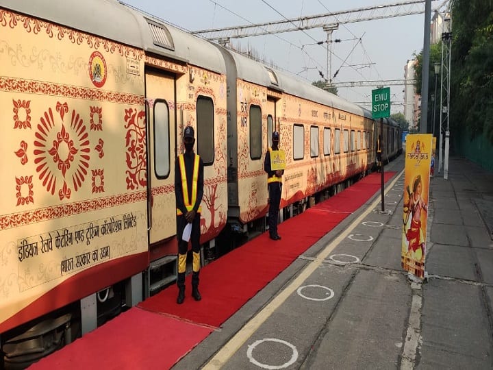Bharat Gaurav Tourist Train: इंडियन रेलवे समय-समय पर कई तरह के टूर पैकेज लेकर आता रहता है. आज हम आपको भारत गौरव ट्रेन शिरडी और ज्योतिर्लिंग टूर पैकेज के बारे में बता रहे हैं.