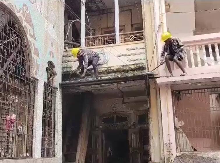 A two-storey building collapsed in Begampura area of Surat Surat: સુરતમાં બે માળનું મકાન ધરાશાયી થતા એકનું મોત, મેયર સહિતનો કાફલો ઘટના સ્થળે