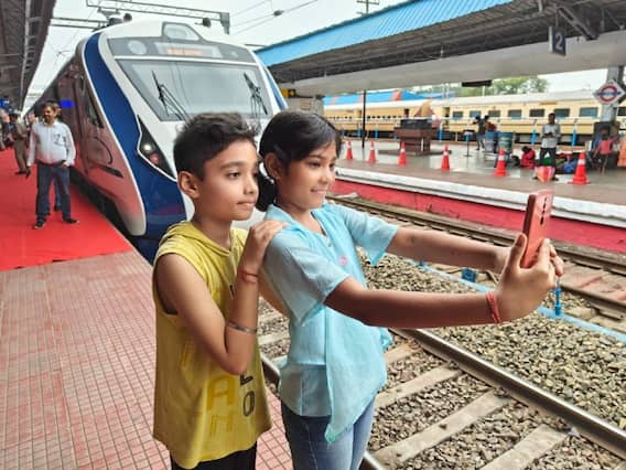 Nine Vande Bharat Express: Simultaneous gift of nine new Vande Bharat Express trains, Prime Minister Narendra Modi flagged off