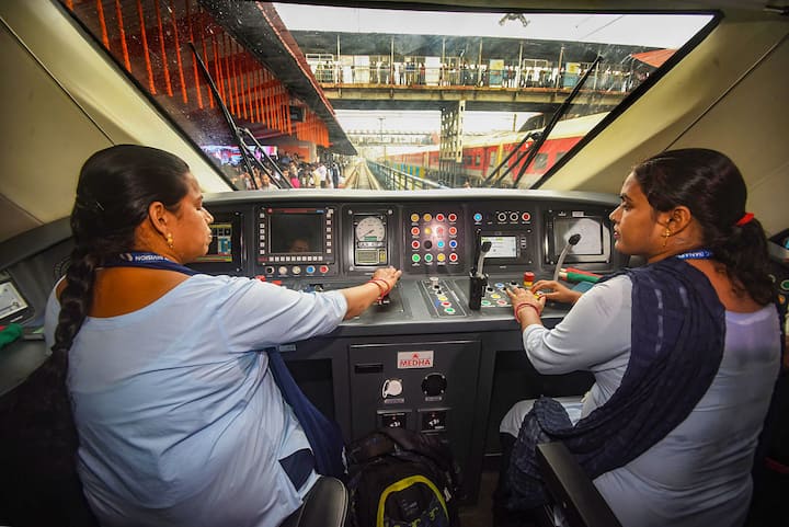 नव्याने लाँच झालेल्या वंदे भारत ट्रेन्समध्ये महिला लोको पायलटचाही समावेश आहे.