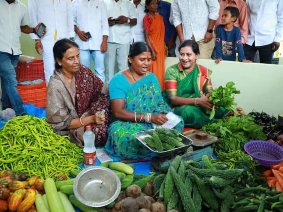 Minister Sabita Indra Reddy opened a market complex in Kandukur and bought vegetables Minister Sabita Indra Reddy: కందుకూరులో కూరగాయలు కొన్న మంత్రి సబిత-పలు అభివృద్ధి కార్యక్రమాలకు ప్రారంభోత్సవం