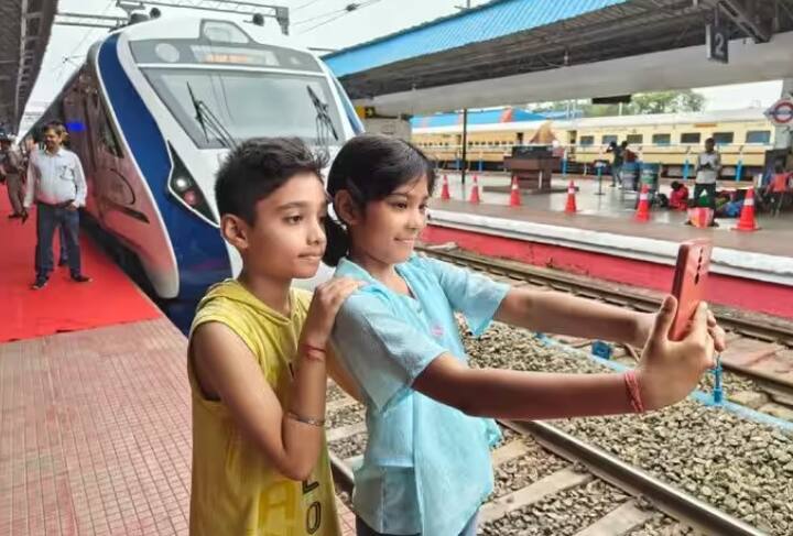 नव्याने लाँच झालेल्या वंदे भारत ट्रेन्समुळे अकरा राज्यांतील प्रवासाचा वेळ कमी होणार असून कनेक्टिव्हिटीही वाढणार आहे.